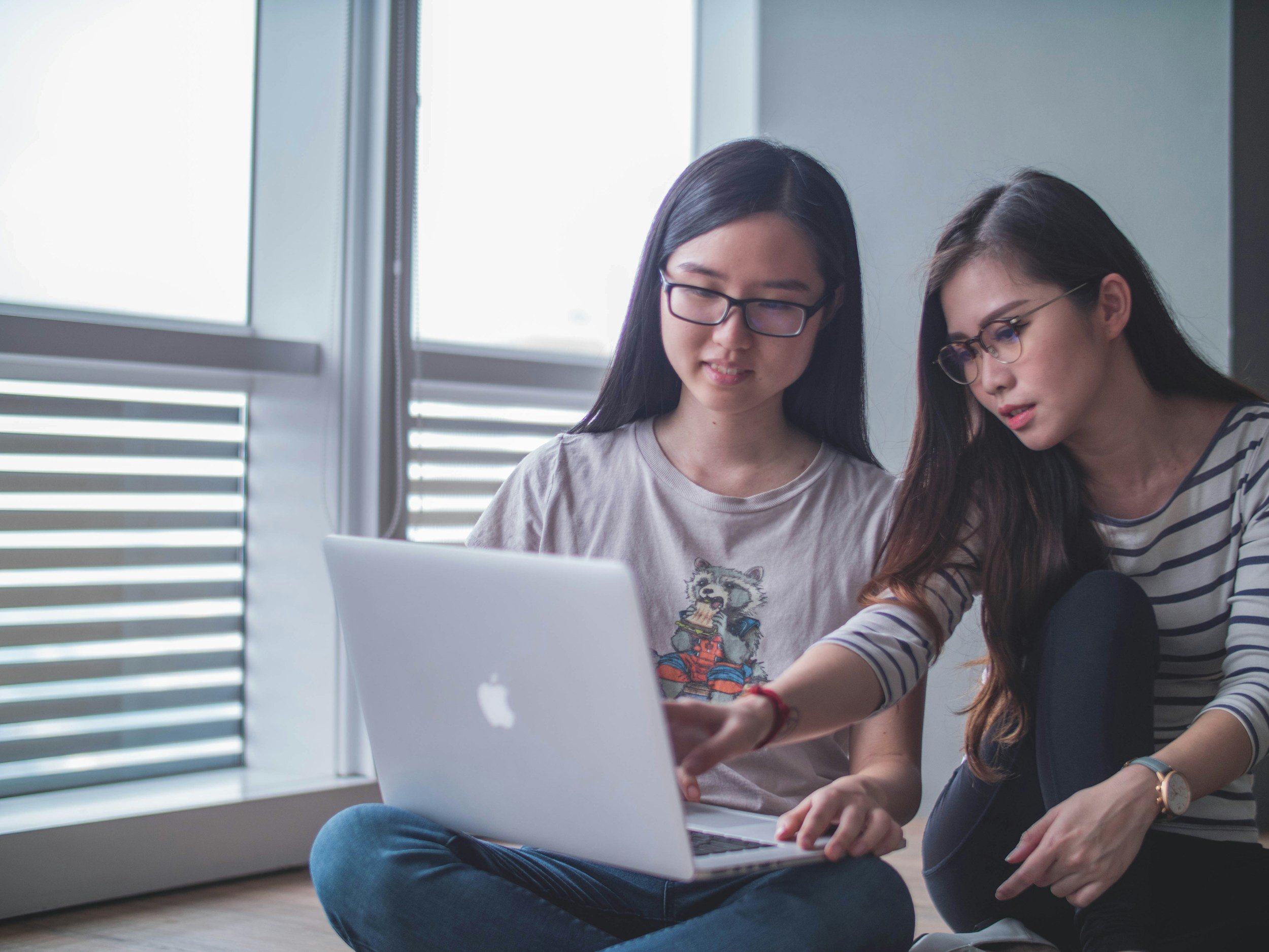Women collaborating on a laptop